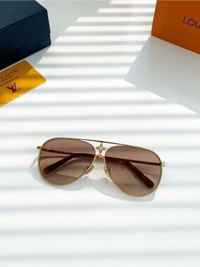 NWOT Louis Vuitton Gold Frame Aviator Sunglasses Brown (Z1870U), Size 60-10-140